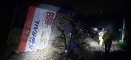 청주 달리던 무궁화호 토사유입으로 탈선. [충북소방본부 제공]